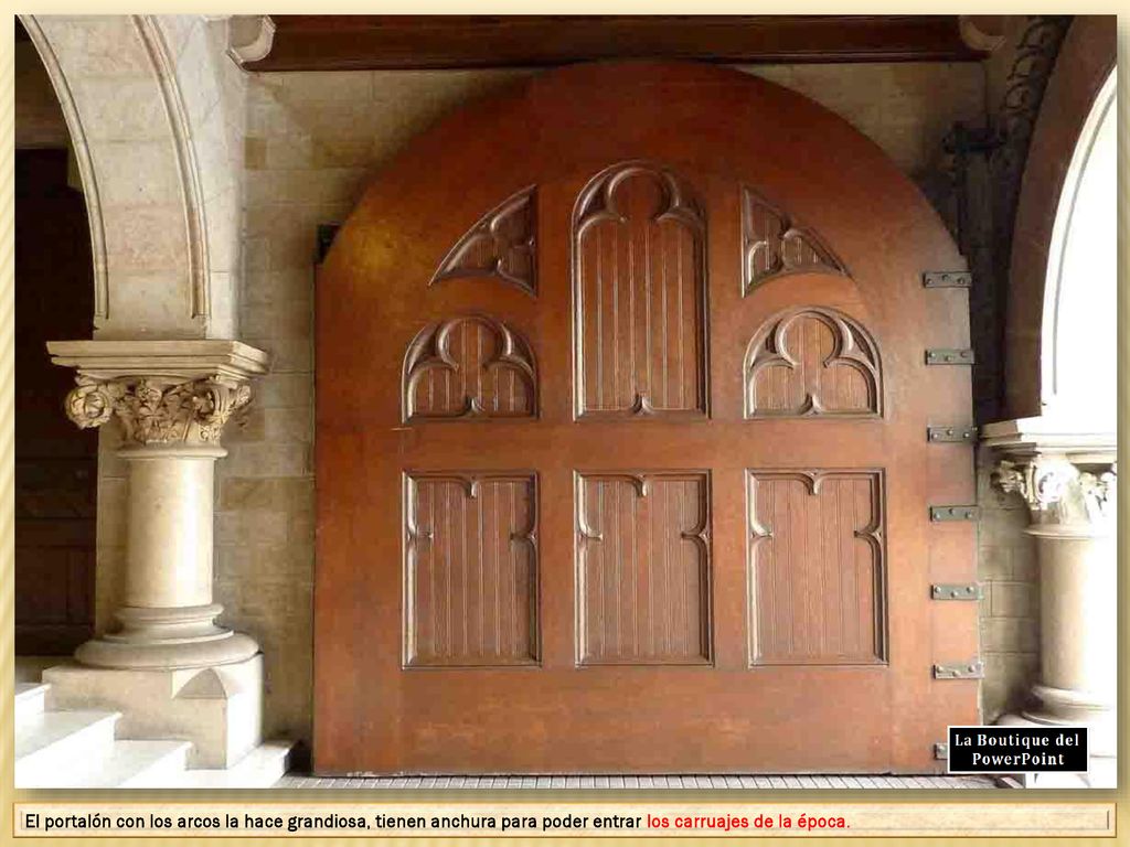 El portalón con los arcos la hace grandiosa, tienen anchura para poder entrar los carruajes de la época.
