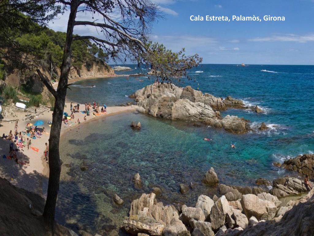 9-Cala Estreta (Palamós, Girona) Añejo refugio de pescadores y contrabandistas —y excepcional zona para el chapoteo en aguas transparentes—, Estreta se asoma al final de un sendero embellecido con pinares, envuelta con todos los atributos de que la dotó el espacio de interés natural Castell-Cap Roig. En puridad, consta de tres pequeños recodos en los que imperan los fondos arenosos sobre la roca. Uno de ellos (en la foto) está resguardado por un tómbolo donde el agua se remansa y cuya ausencia de rocas y erizos lo hacen indicado para las familias. También conserva la barraca de pescadores. Enfrentadas a la cala, las islas Formigues son punto de encuentro de las sirenas en la noche de San Juan. Y perfecto para el descanso es el hotel La Malcontenta (lamalcontentahotel.com), donde alquilan bicicletas.