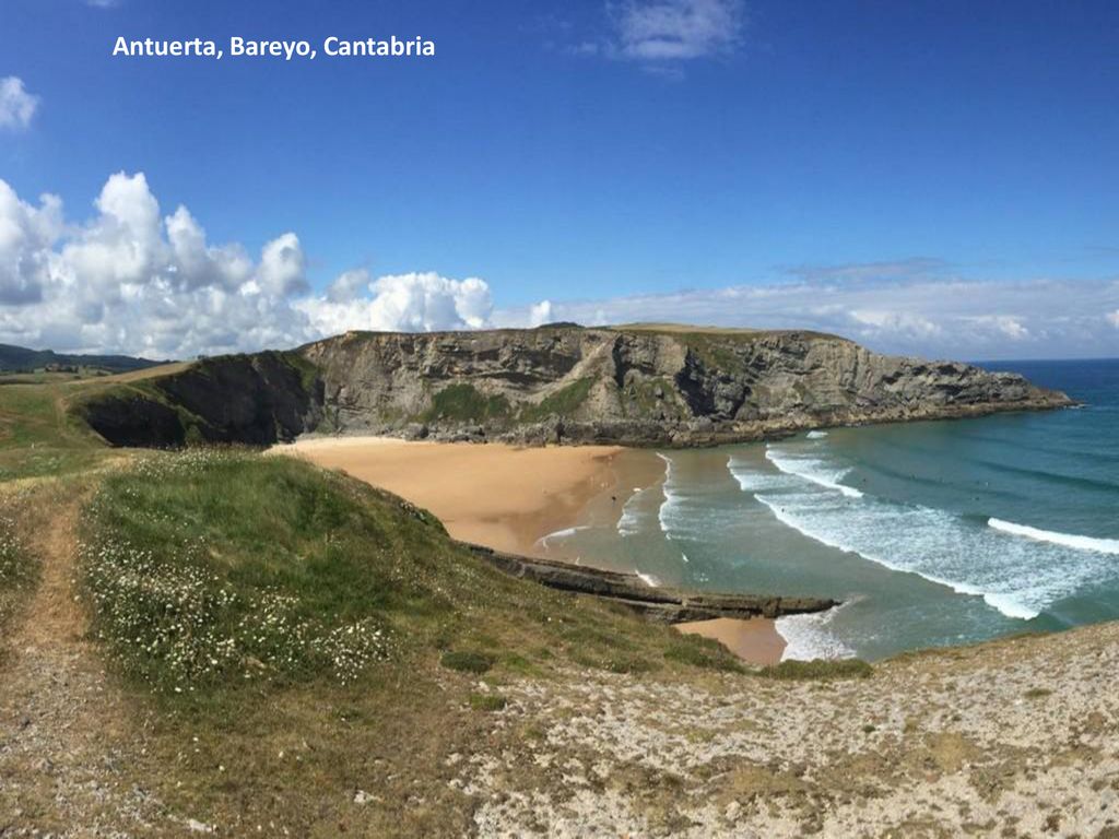 14-Antuerta (Bareyo, Cantabria) No es tanto para zambullirse, algo siempre comprometido, como para caminarla en marea vacía y fotografiarla sin cesar. Tal es su salvaje poder de conmoción. De la playa de Cuberris se llega en un santiamén, para así encimar esta bombonera entallada bajo acantilados protectores. Los desafueros urbanísticos infligidos al cabo de Ajo no anticipan lo que guarda su entorno prístino y sosegado que aprovechan surfistas de la Ajo Surf School (ajosurfschool.com) y gaviotas, en un maridaje siempre bien avenido. La mayoría de los visitantes no desciende a la arena (en pleamar la escalinata con barandillas no evita mojarse los pies): les basta con contemplarla. El autorretrato perfecto. En horario de reflujo marino luce en su máximo esplendor arenoso y pueden recorrerse sus cuevitas; con pleamar, mejor recrearse en la senda que orla la parte alta del acantilado.