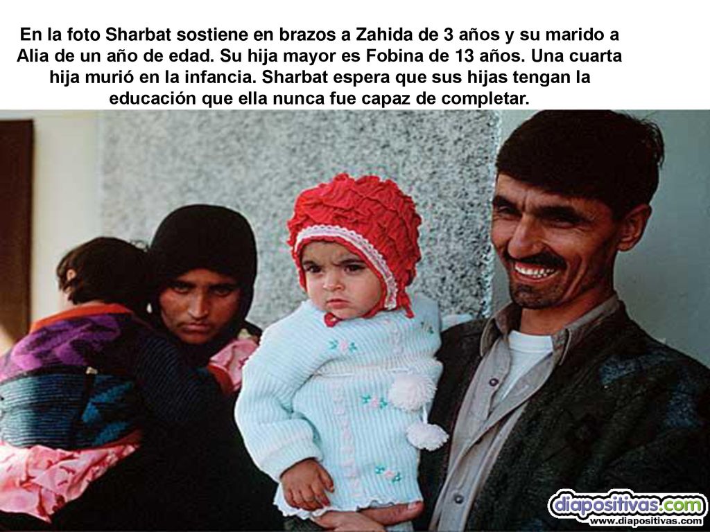 En la foto Sharbat sostiene en brazos a Zahida de 3 años y su marido a Alia de un año de edad.