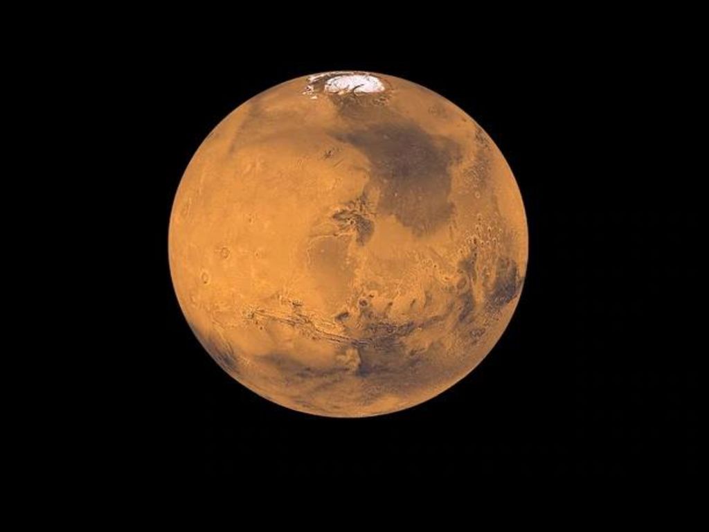 La NASA reveló los más recientes descubrimientos e imágenes capturadas por la sonda New Horizons. Las fotos fueron tomadas con el instrumento de la nave llamado Ralph unas cinco horas antes del mayor acercamiento a Plutón, desde un rango de 250 mil kilómetros. Caronte es mayormente gris, con una ligera capa de rojo en los polos, y Plutón muestra una variación de colores sutiles, incluyendo amarillo en el norte.