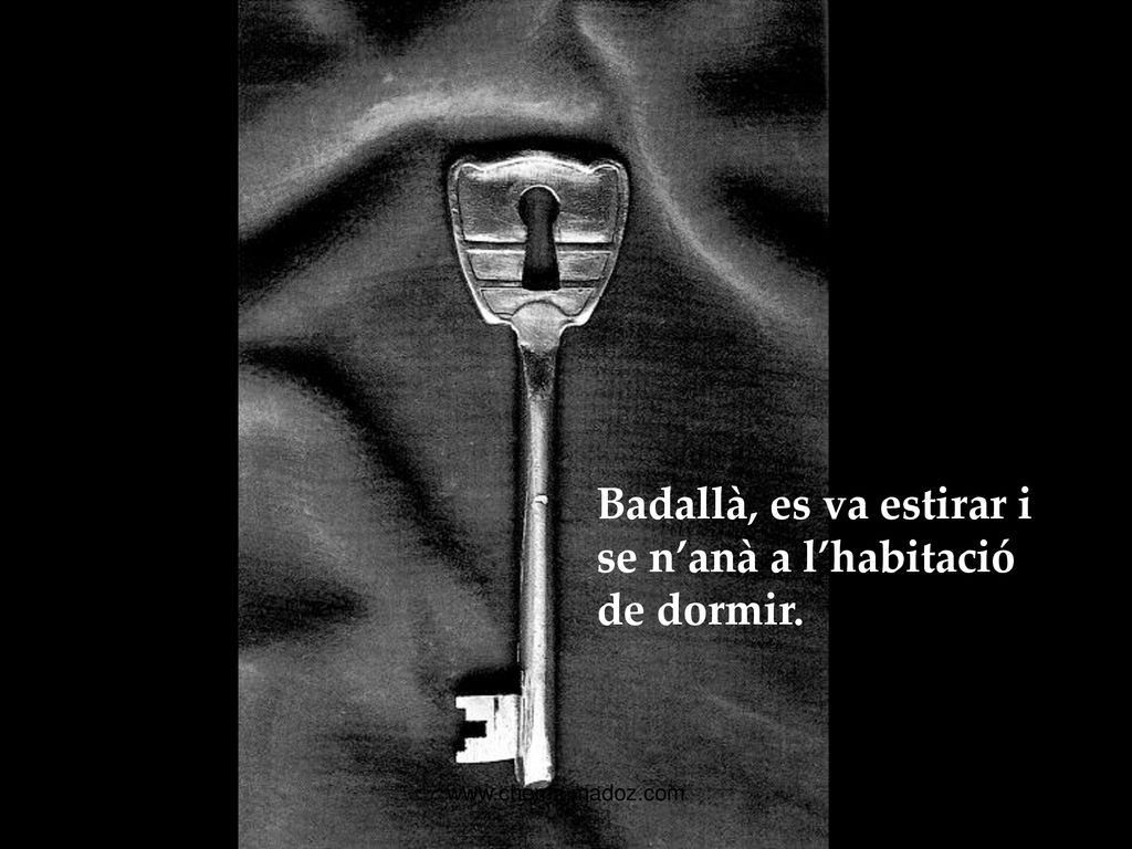 Badallà, es va estirar i se n’anà a l’habitació de dormir.