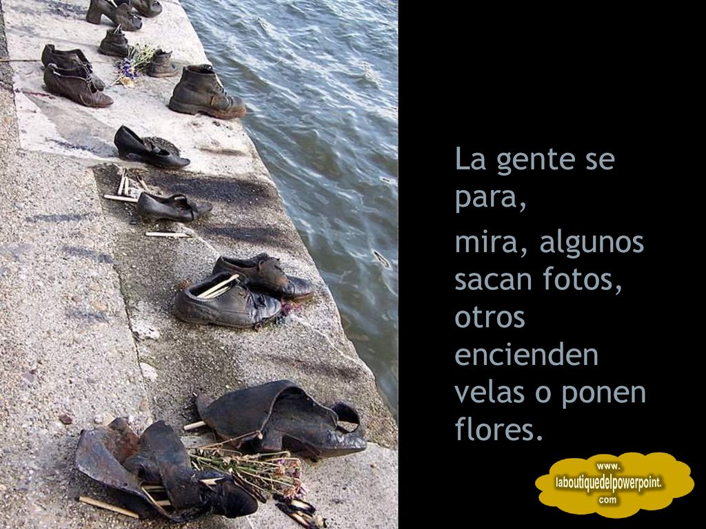 La gente se para, mira, algunos sacan fotos, otros encienden velas o ponen flores.