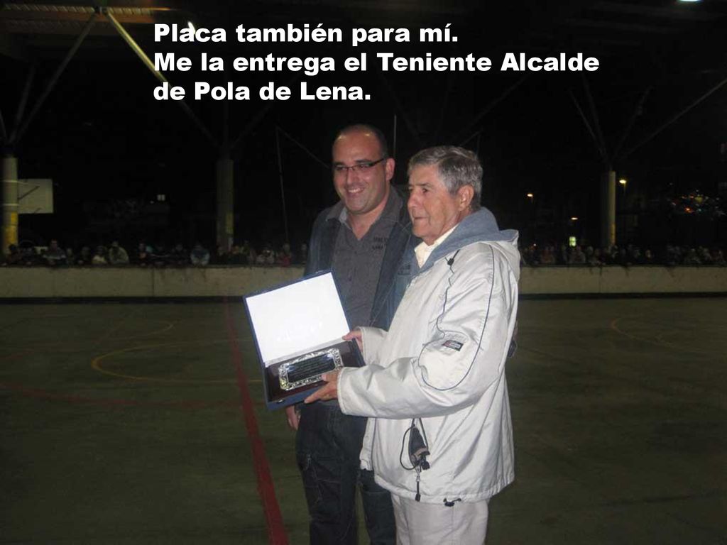 Placa también para mí. Me la entrega el Teniente Alcalde de Pola de Lena.