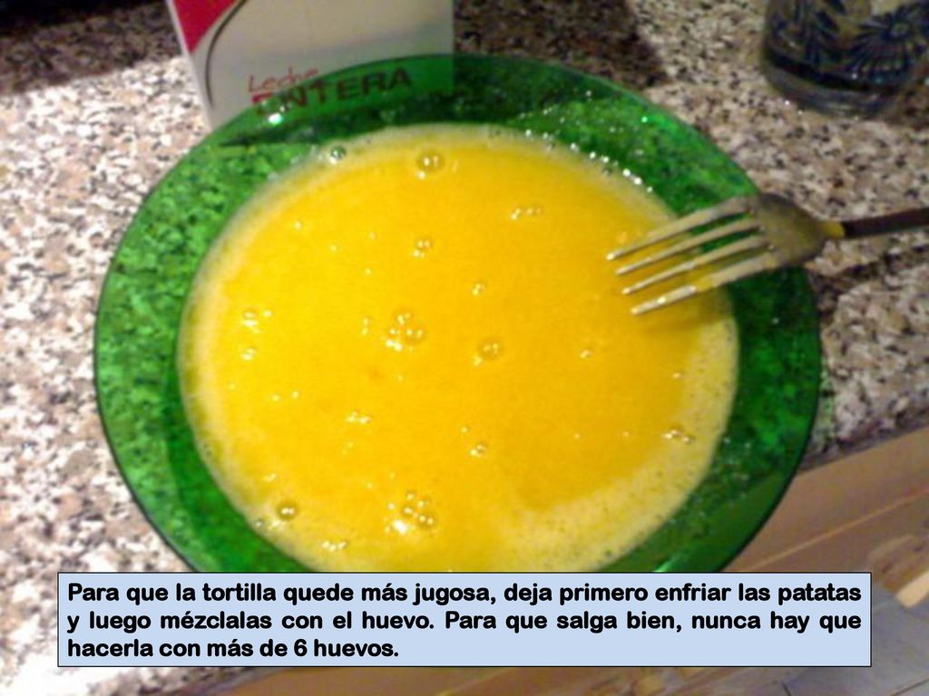 Para que la tortilla quede más jugosa, deja primero enfriar las patatas y luego mézclalas con el huevo.
