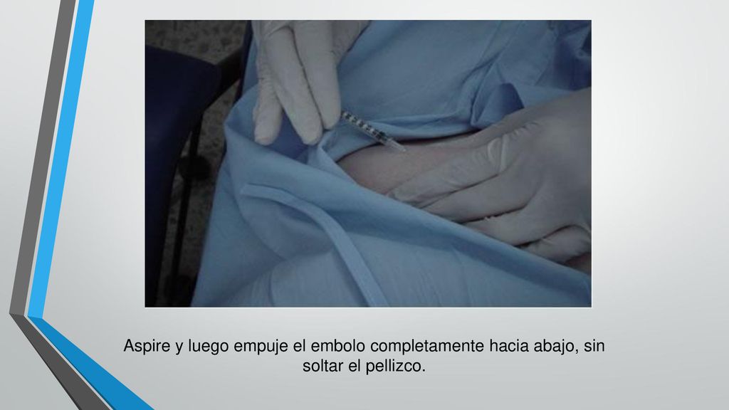 Aspire y luego empuje el embolo completamente hacia abajo, sin soltar el pellizco.