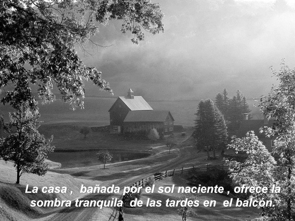 La casa , bañada por el sol naciente , ofrece la sombra tranquila de las tardes en el balcón.