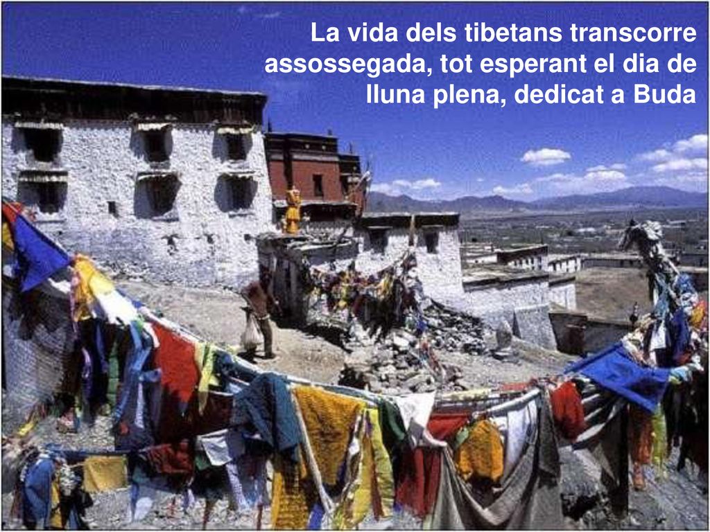 La vida dels tibetans transcorre assossegada, tot esperant el dia de lluna plena, dedicat a Buda