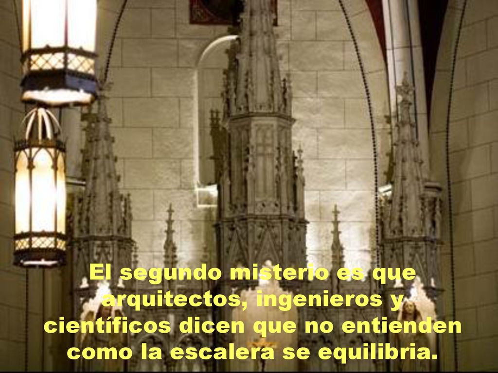 El segundo misterio es que arquitectos, ingenieros y científicos dicen que no entienden como la escalera se equilibria.
