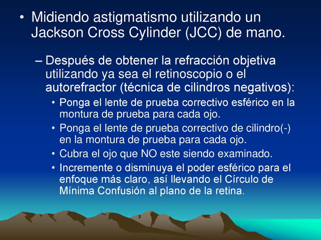Midiendo astigmatismo utilizando un Jackson Cross Cylinder (JCC) de mano.