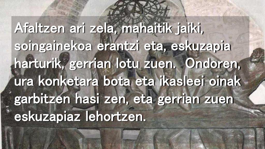 Afaltzen ari zela, mahaitik jaiki, soingainekoa erantzi eta, eskuzapia harturik, gerrian lotu zuen.