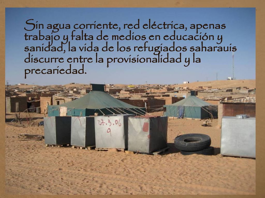 Sin agua corriente, red eléctrica, apenas trabajo y falta de medios en educación y sanidad, la vida de los refugiados saharauis discurre entre la provisionalidad y la precariedad.