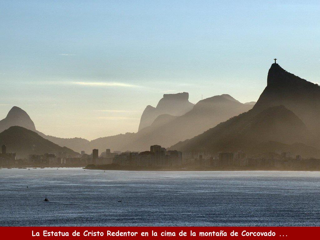 La Estatua de Cristo Redentor en la cima de la montaña de Corcovado ...