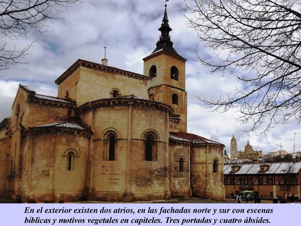 En el exterior existen dos atrios, en las fachadas norte y sur con escenas bíblicas y motivos vegetales en capiteles.