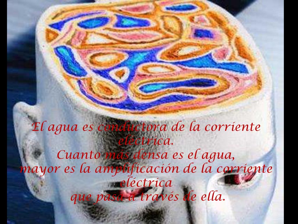 El agua es conductora de la corriente eléctrica.