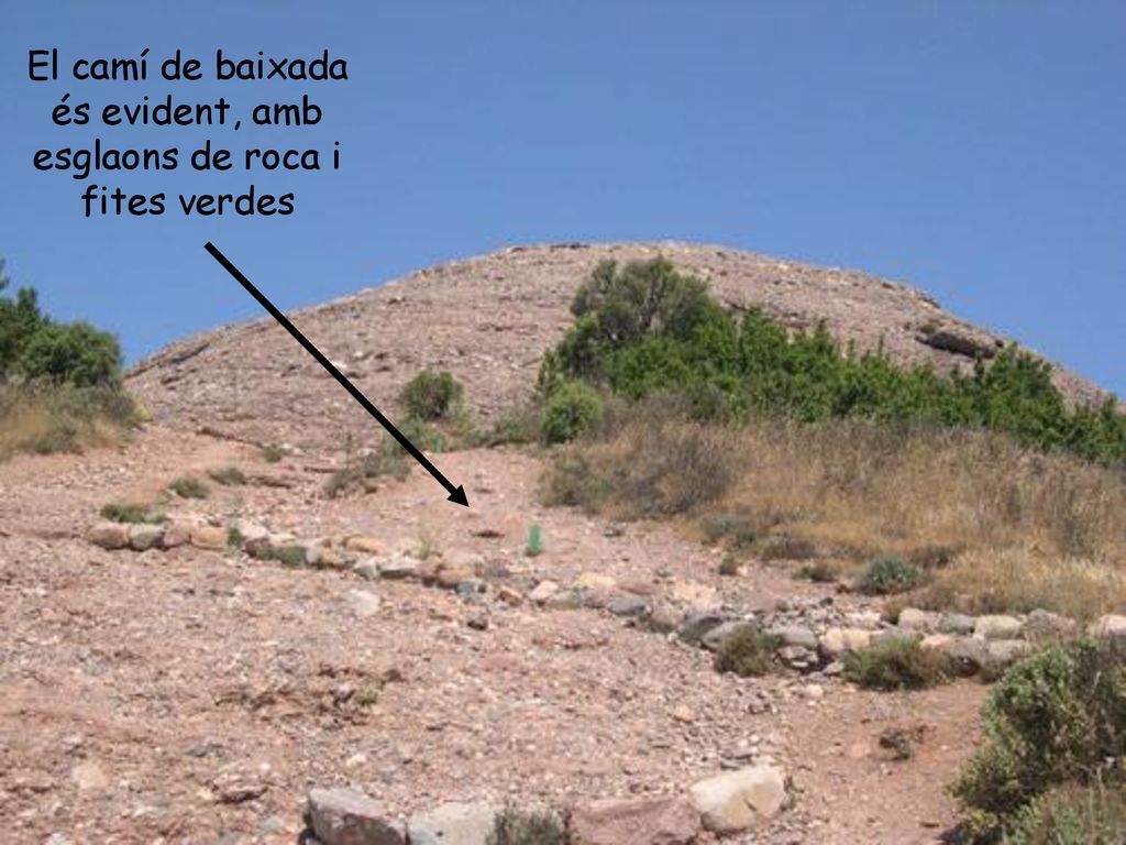 El camí de baixada és evident, amb esglaons de roca i fites verdes