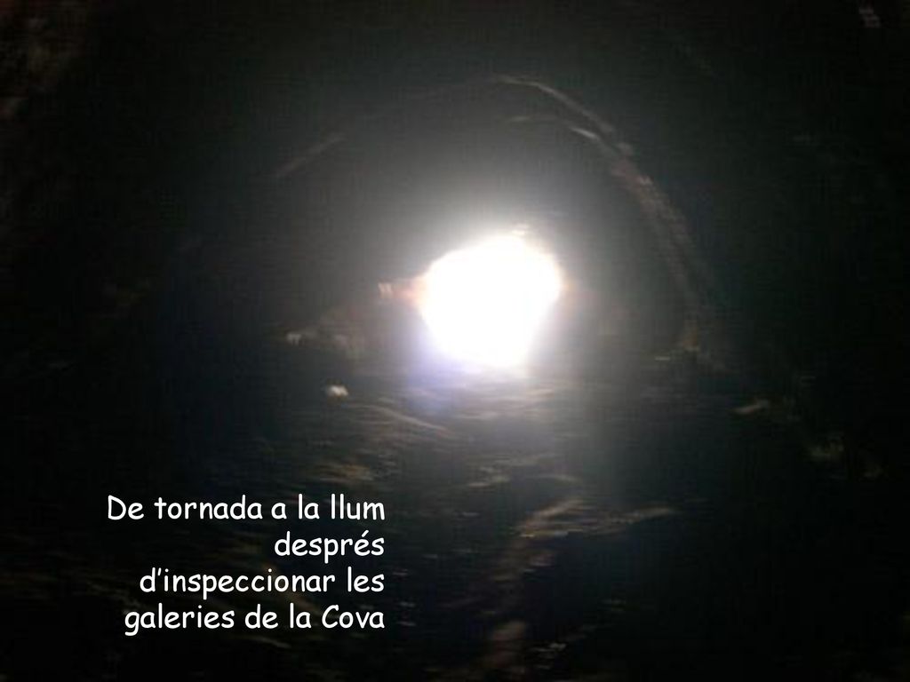 De tornada a la llum després d’inspeccionar les galeries de la Cova