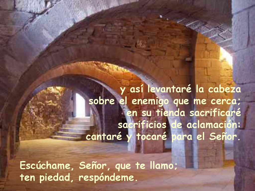 y así levantaré la cabeza sobre el enemigo que me cerca; en su tienda sacrificaré sacrificios de aclamación: cantaré y tocaré para el Señor.