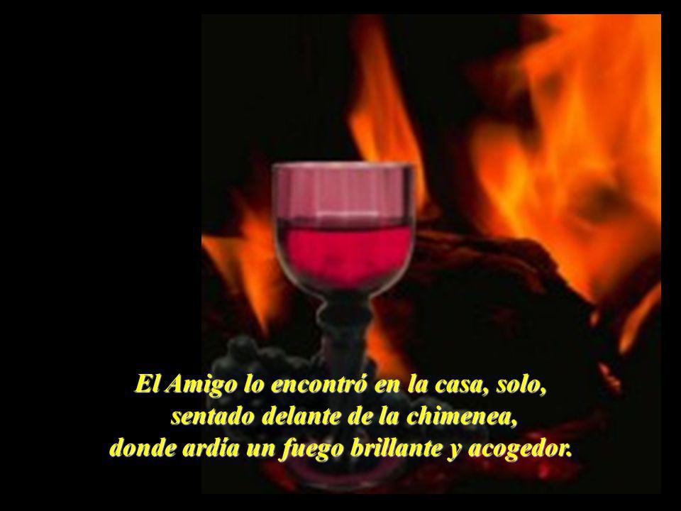 El Amigo lo encontró en la casa, solo, sentado delante de la chimenea,