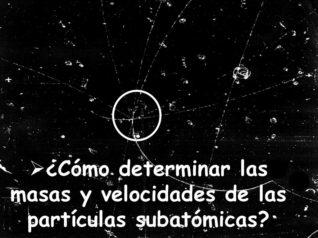 ¿Cómo determinar las masas y velocidades de las partículas subatómicas