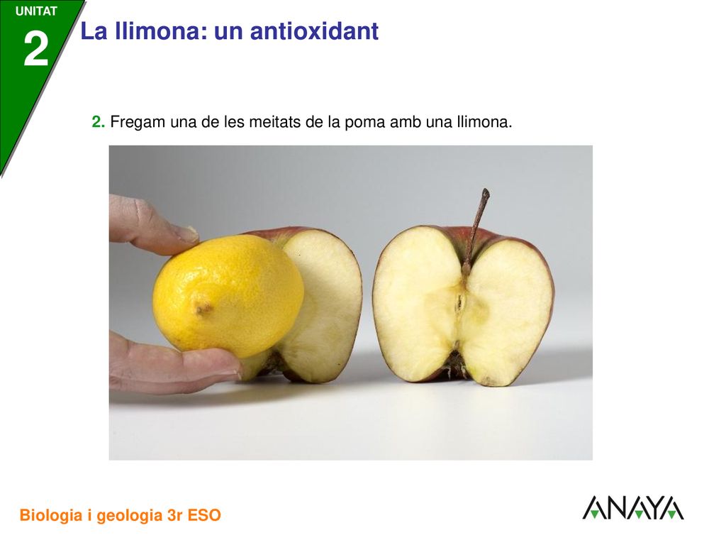 2. Fregam una de les meitats de la poma amb una llimona.