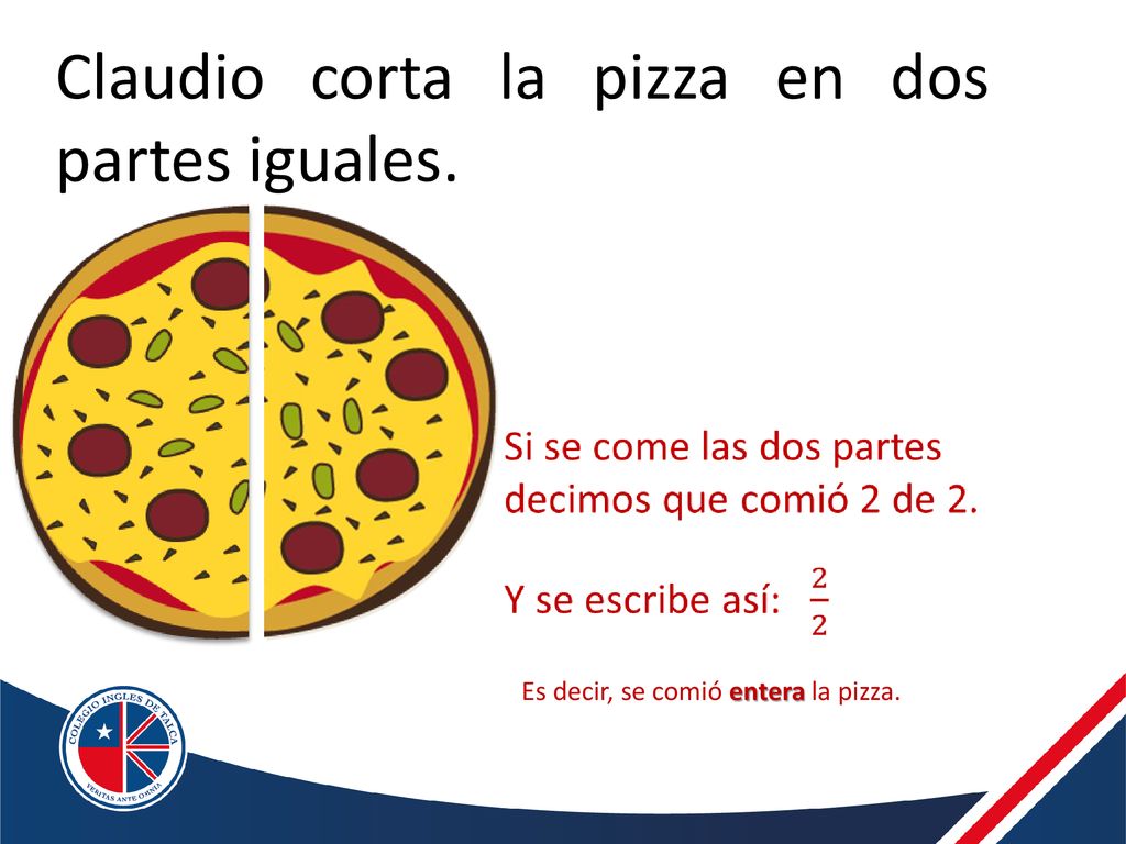 Claudio corta la pizza en dos partes iguales.