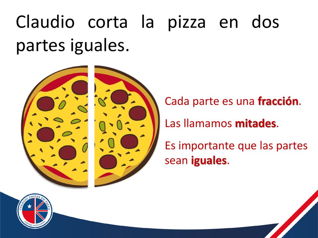 Claudio corta la pizza en dos partes iguales.