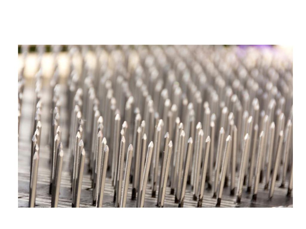 La configuración de un tubo emisor de campo de nanotubos de carbono (CNT, del inglés Carbon Nano Tube) difiere significativamente de aquella de los tubos termoiónicos tradicionales.