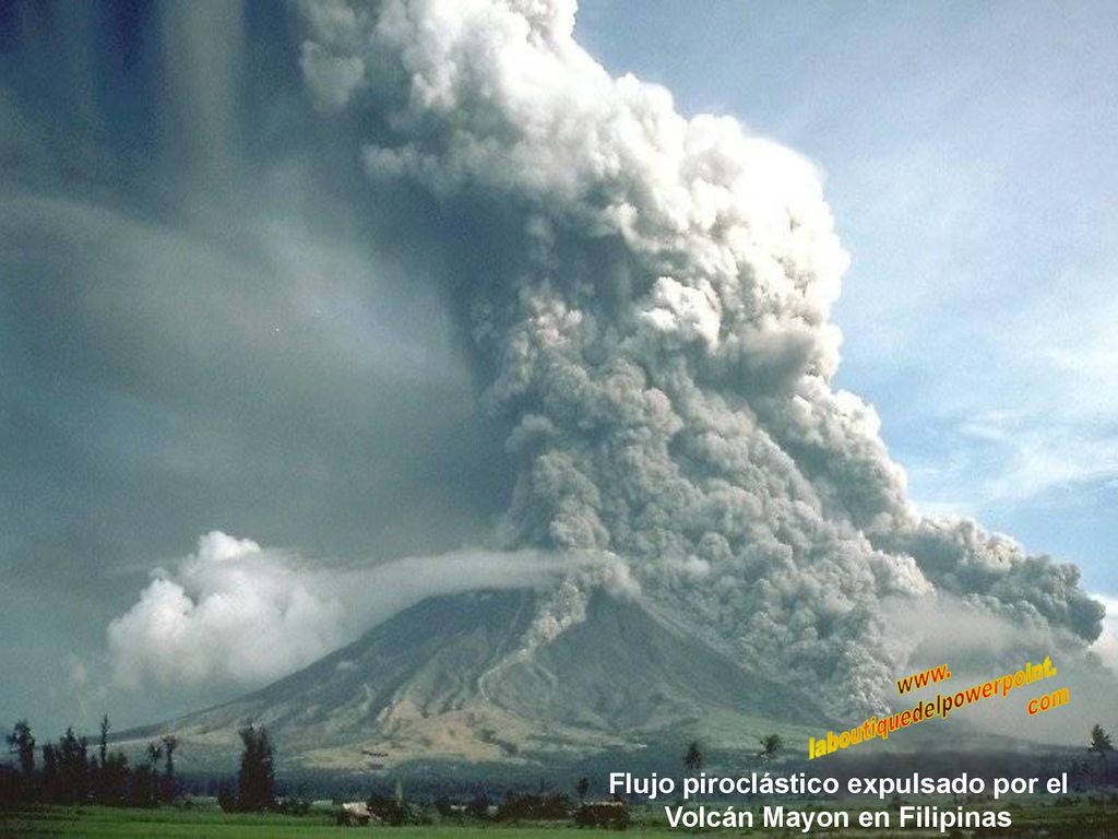 Flujo piroclástico expulsado por el Volcán Mayon en Filipinas