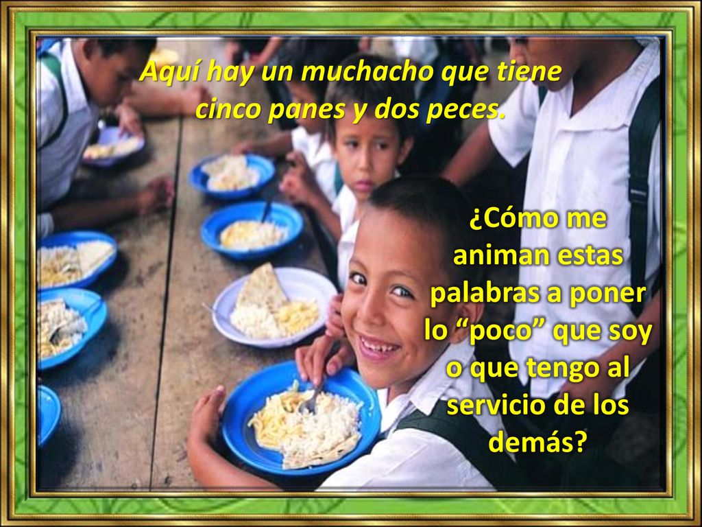 Aquí hay un muchacho que tiene cinco panes y dos peces.