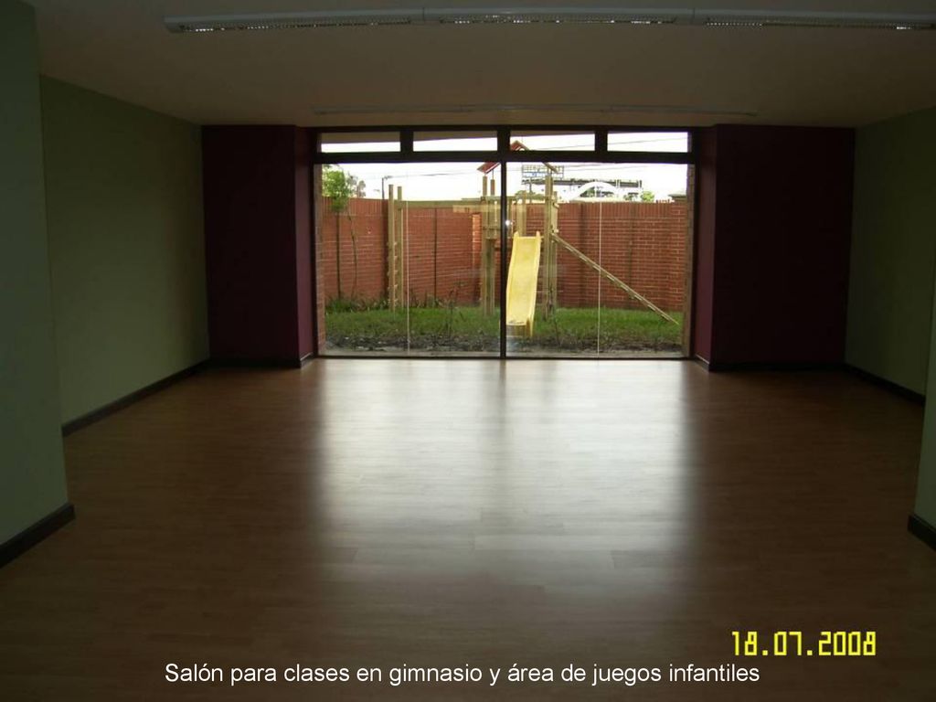 Salón para clases en gimnasio y área de juegos infantiles