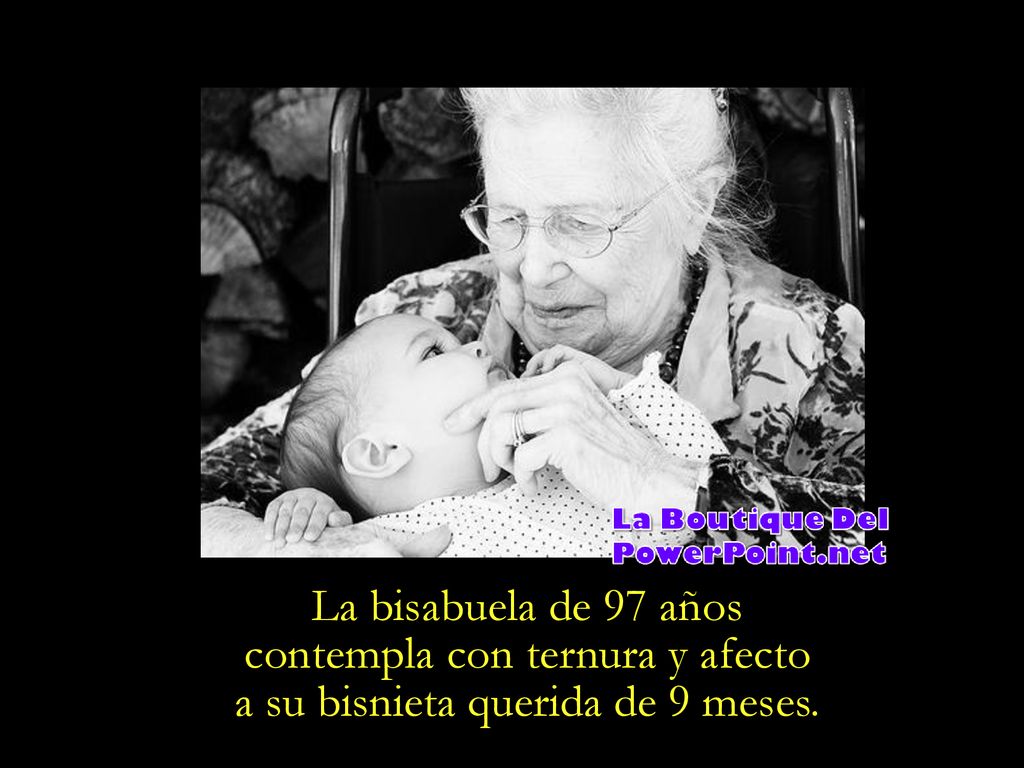 contempla con ternura y afecto a su bisnieta querida de 9 meses.