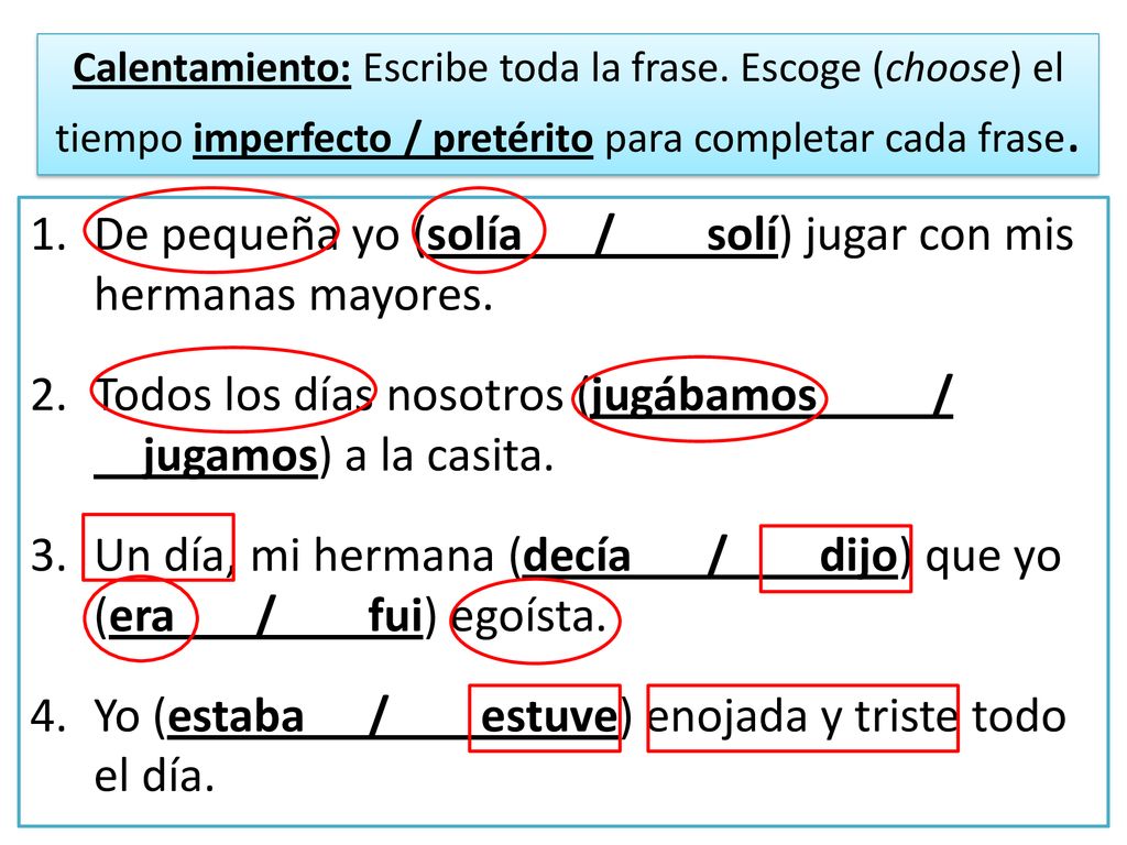 De pequeña yo (solía / solí) jugar con mis hermanas mayores.