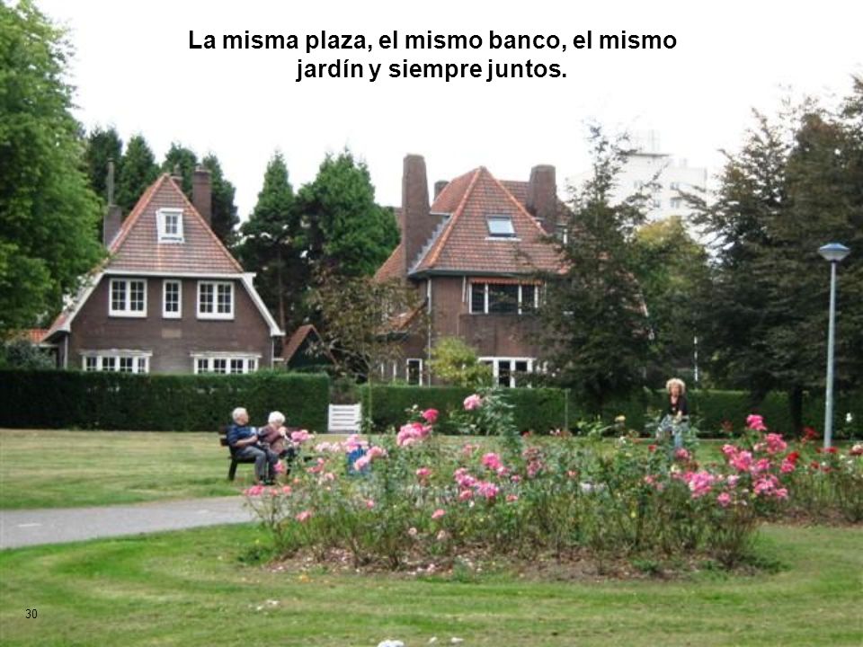 La misma plaza, el mismo banco, el mismo jardín y siempre juntos.