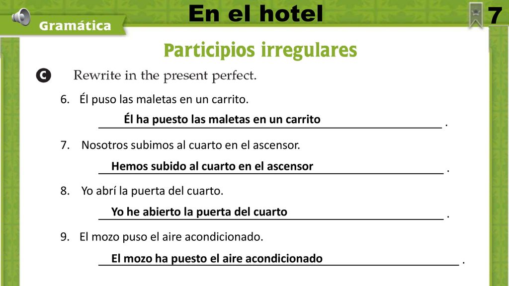 En el hotel 7 Él puso las maletas en un carrito. .