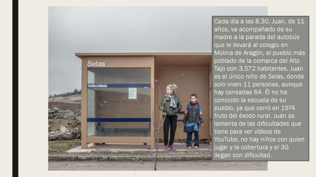 Cada día a las 8.30, Juan, de 11 años, va acompañado de su madre a la parada del autobús que le llevará al colegio en Molina de Aragón, el pueblo más poblado de la comarca del Alto Tajo con habitantes.