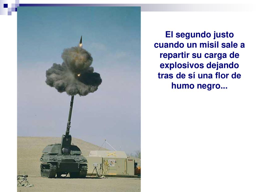 El segundo justo cuando un misil sale a repartir su carga de explosivos dejando tras de sí una flor de humo negro...