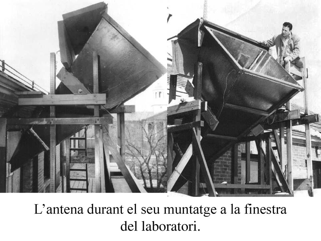 L’antena durant el seu muntatge a la finestra del laboratori.