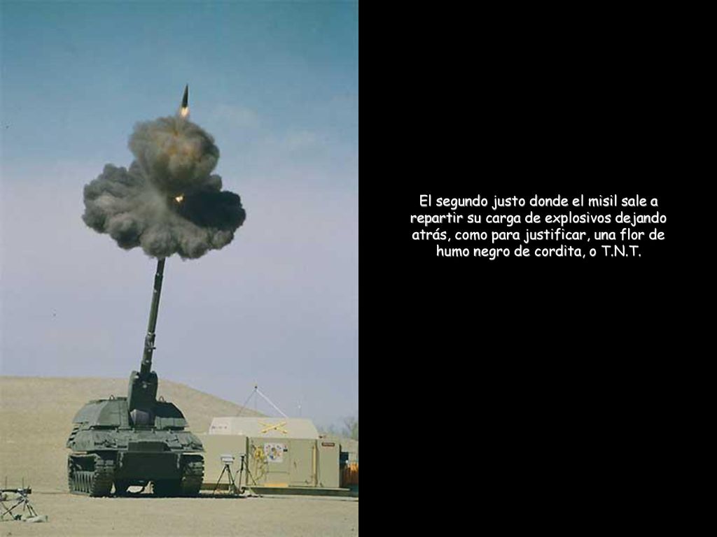 El segundo justo donde el misil sale a repartir su carga de explosivos dejando atrás, como para justificar, una flor de humo negro de cordita, o T.N.T.
