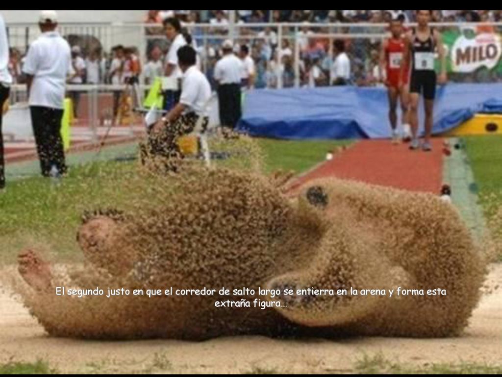 El segundo justo en que el corredor de salto largo se entierra en la arena y forma esta extraña figura…