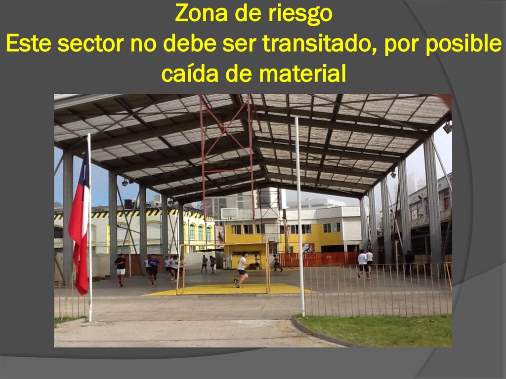 Zona de riesgo Este sector no debe ser transitado, por posible caída de material