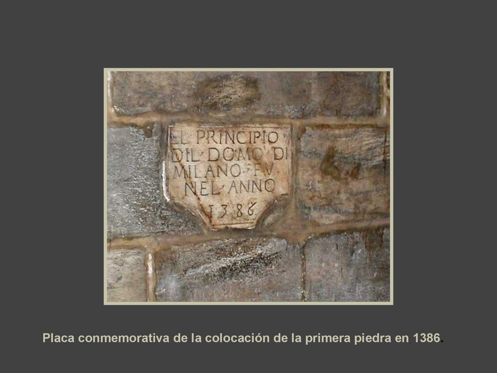 Placa conmemorativa de la colocación de la primera piedra en 1386.