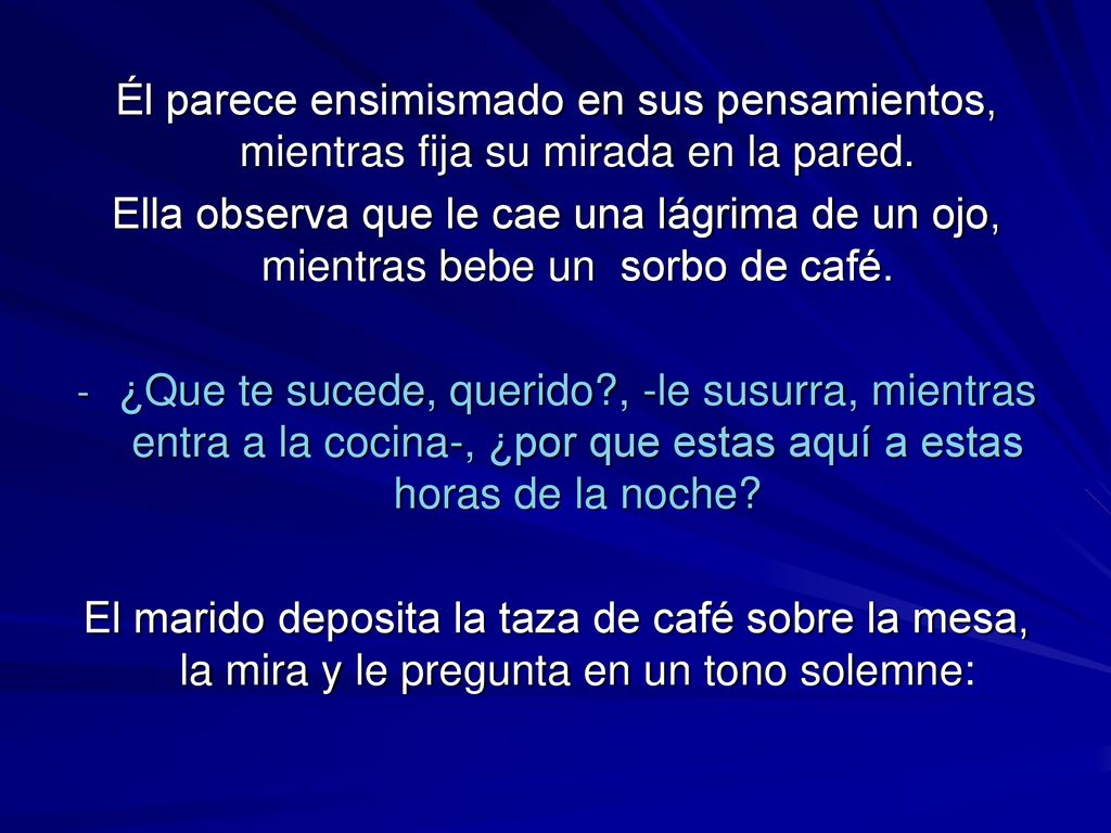 Él parece ensimismado en sus pensamientos, mientras fija su mirada en la pared.