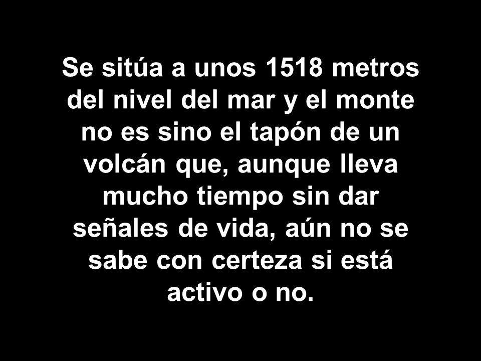 Se sitúa a unos 1518 metros del nivel del mar y el monte no es sino el tapón de un volcán que, aunque lleva mucho tiempo sin dar señales de vida, aún no se sabe con certeza si está activo o no.