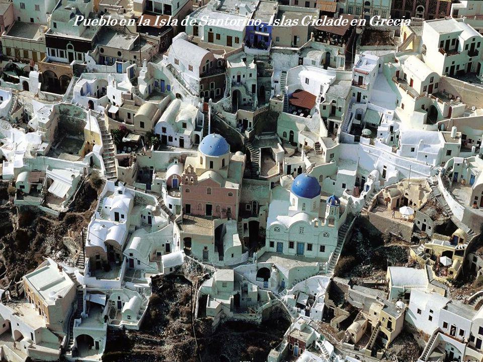 Pueblo en la Isla de Santorino, Islas Ciclade en Grecia