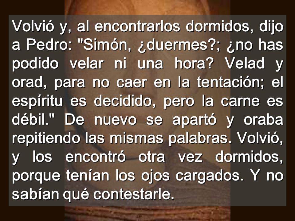 Volvió y, al encontrarlos dormidos, dijo a Pedro: Simón, ¿duermes