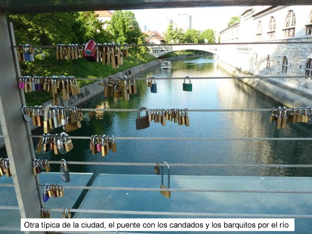 Otra típica de la ciudad, el puente con los candados y los barquitos por el río