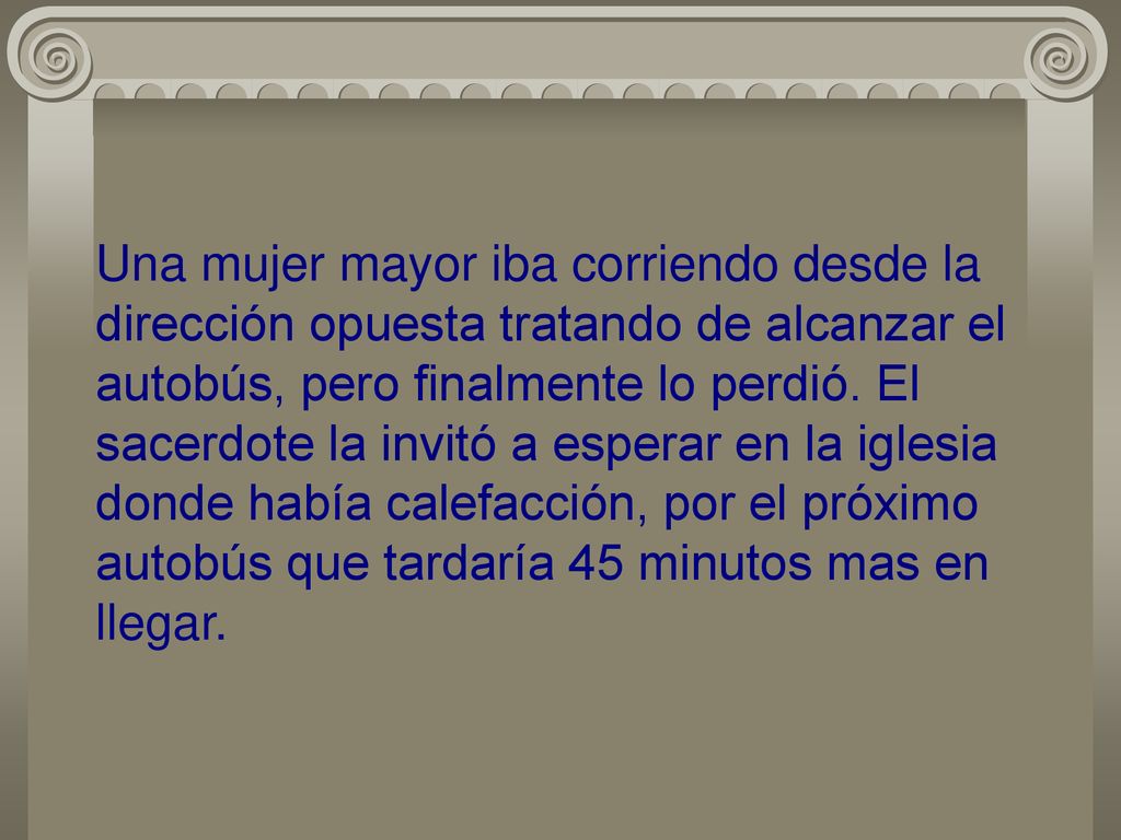 Una mujer mayor iba corriendo desde la dirección opuesta tratando de alcanzar el autobús, pero finalmente lo perdió.