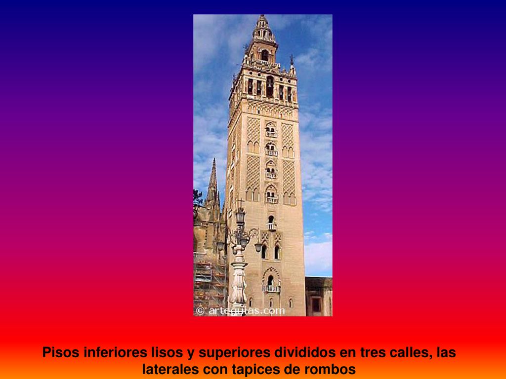 Pisos inferiores lisos y superiores divididos en tres calles, las laterales con tapices de rombos