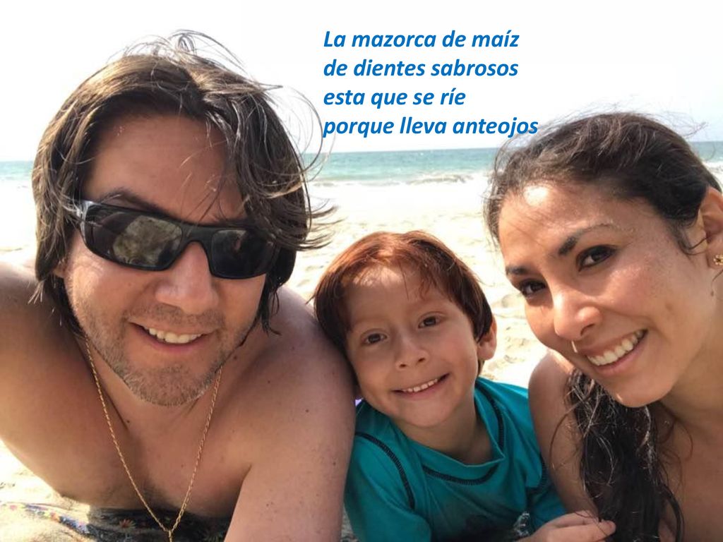 La mazorca de maíz de dientes sabrosos esta que se ríe porque lleva anteojos